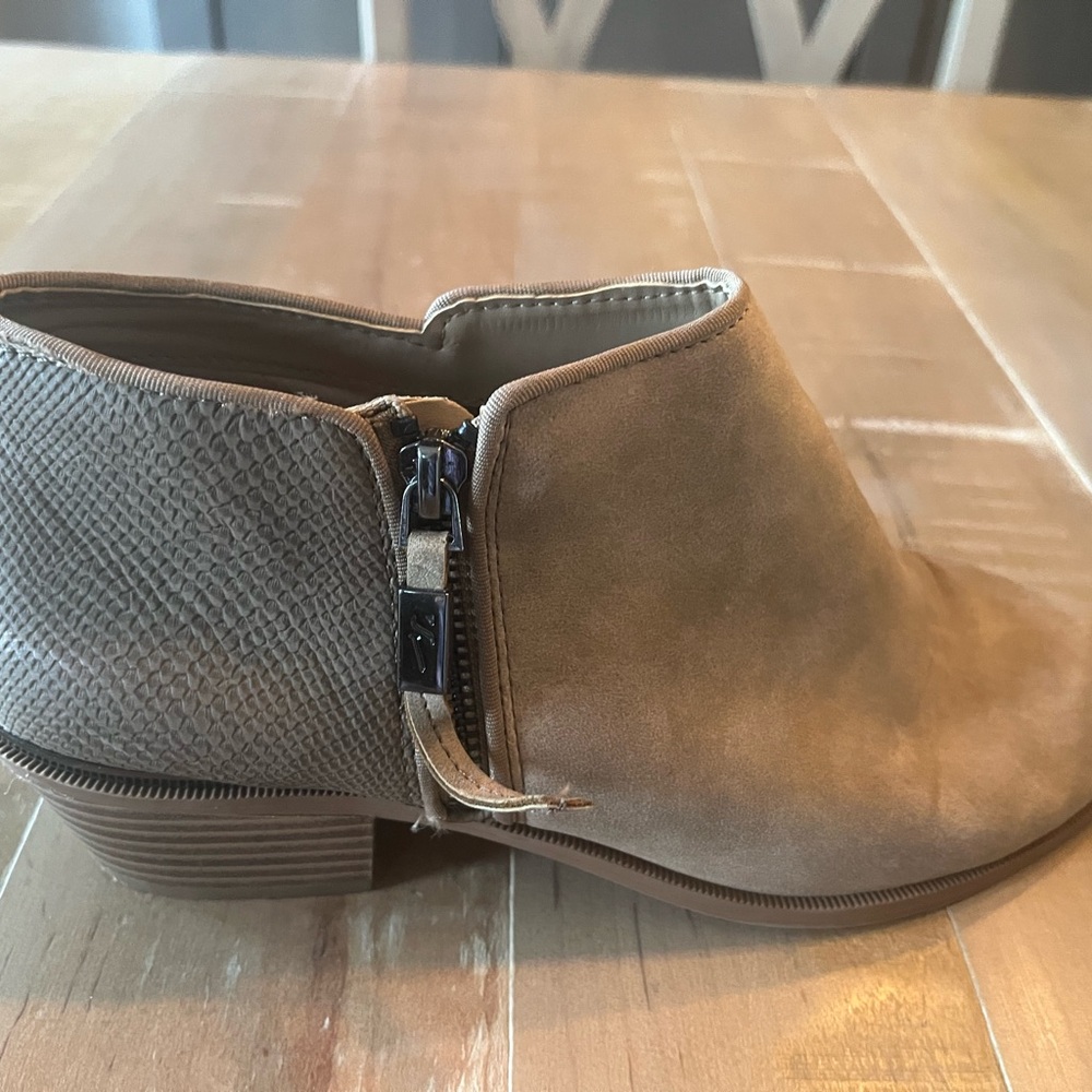 Cute boot! 8.5 size simply Vera slightly worn.